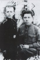 И.В.Кичигин со своим племянником, курсантом Курского Суворовского училища Ю.В.Демьяновым, 1943 г.