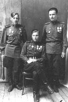 Махонин Г.С.(на снимке. сидит) с боевыми товарищами