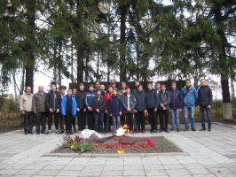 Участники памятного мероприятия Курская Хатынь