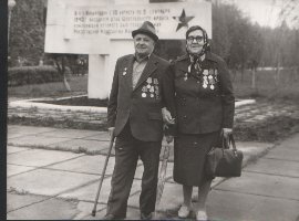 Супруги Василий Павлович и Александра Васильевна Демьяновы. Мемориал Большой Дуб, 9 мая 1985 г.