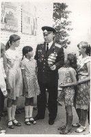 Герой Советского Союза П.С.Стрекалов на встрече с детьми. 