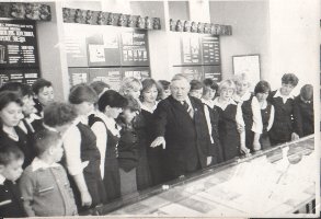 П.М.Курских-первый научный сотрудник в музее Партизанской Славы проводит экскурсию для учащихся ПТУ-17 г.Железногорска, 1977 г.