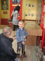 Юный посетитель музея-заповедника Большой Дуб в День Победы, 9 мая 2011 г.
