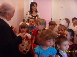 Встреча детей из д.сада №14 г.Железногорска с жительницей осажденного Сталинграда В.И.Зиминой. 7 мая 2010 г.