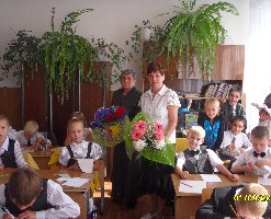 Урок мира в 3б классе школы №8. Стоят слева направо Н.В.Губенкова и Н.Д.Коростелева-учителя начальных классов. 1 сентября 2010 г.