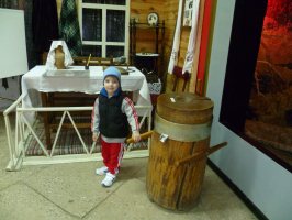 Юный посетитель музея-заповедника Большой Дуб Тимофей Сенин в День Победы, 9 мая 2011 г.