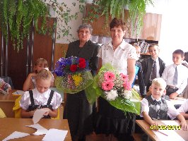 Урок мира в 3б классе школы №8. Стоят слева направо Н.В.Губенкова и Н.Д.Коростелева-учителя начальных классов. 1 сентября 2010 г. (2)