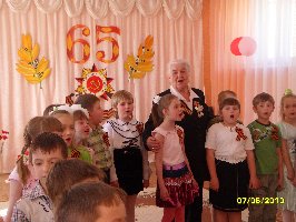 В.З.Зимина и дети из д/с №14 г.Железногорска поют Катюшу. 7.05.2010г.