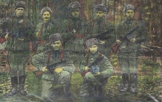 Е.М.Шевченко, в первом ряду слева, с боевыми товарищами. Карпаты, 1944 г.